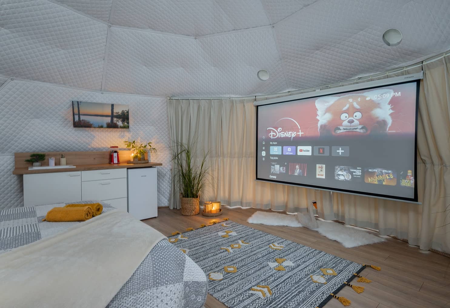 Luigepesa elamusmajutuses dataprojektor, suur ekraan ja kino