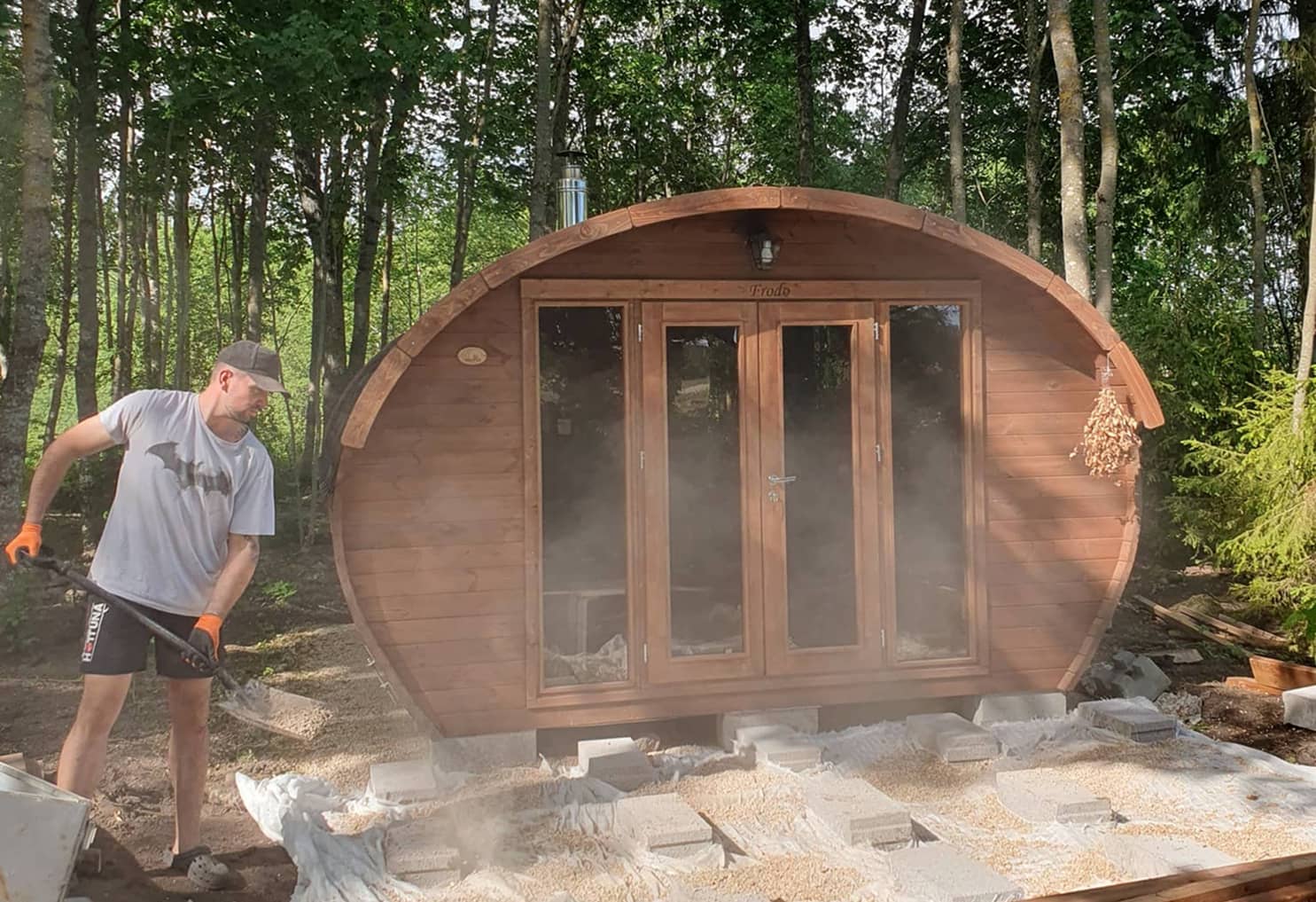 elamusmajutus ja saunamaja terrass tiigi ääres