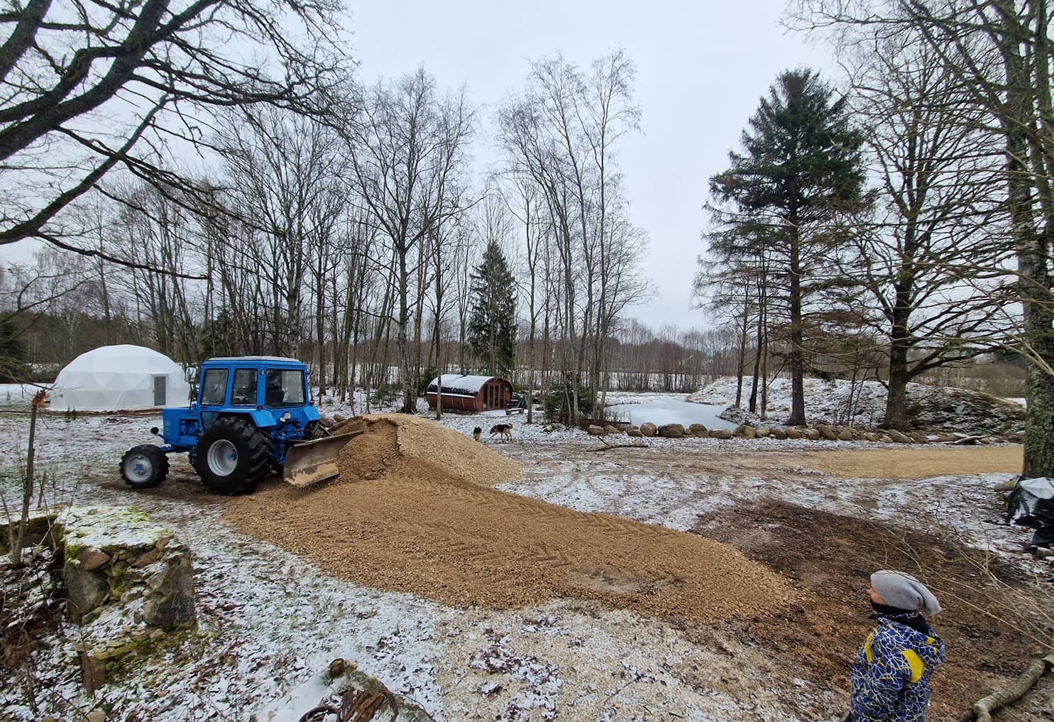 Luigepesa puhkemajas sissesõidutee ja parkla