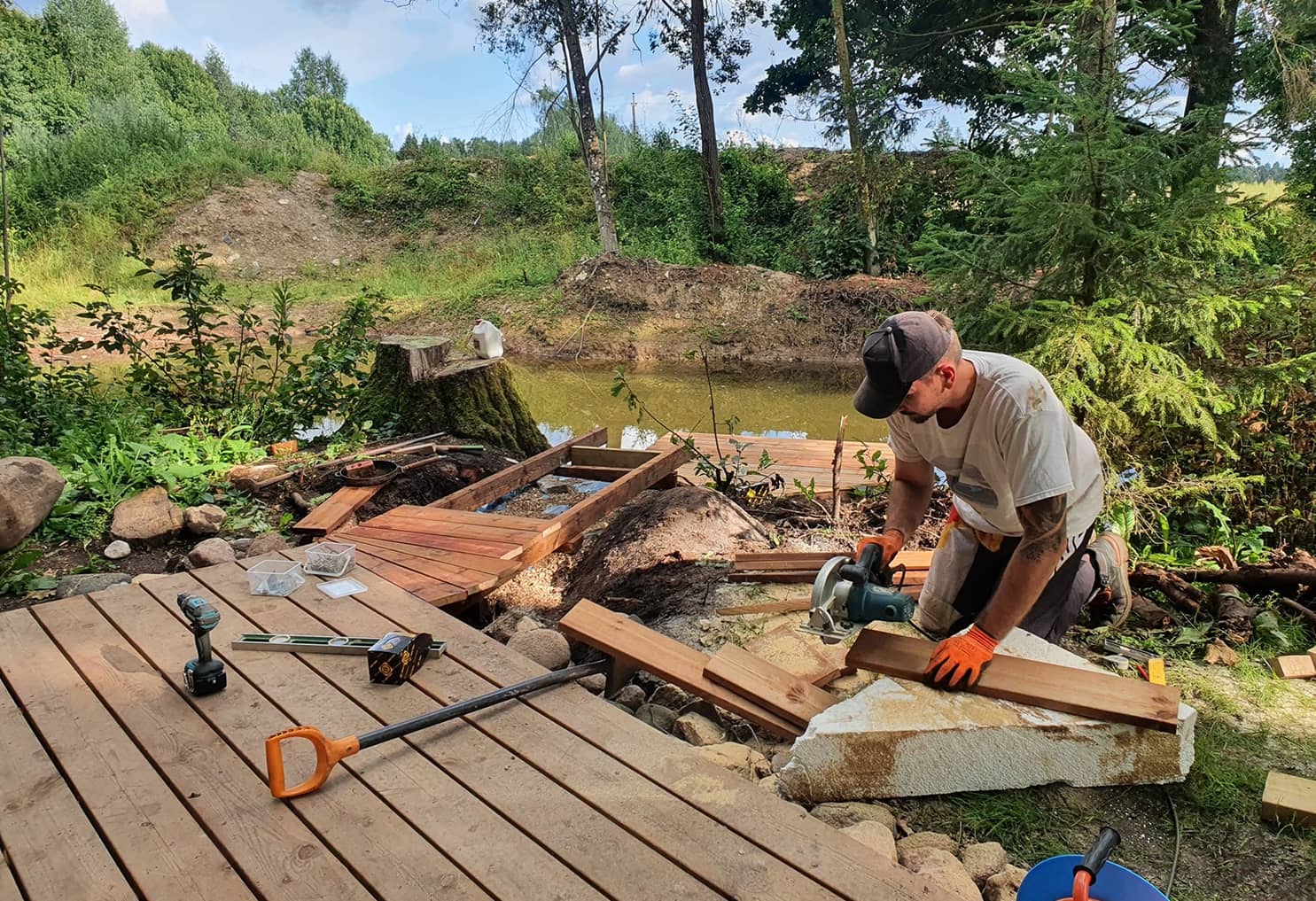 Luigepesa saunast saab terrassilt otse ujumissillale ja tiiki hüpata