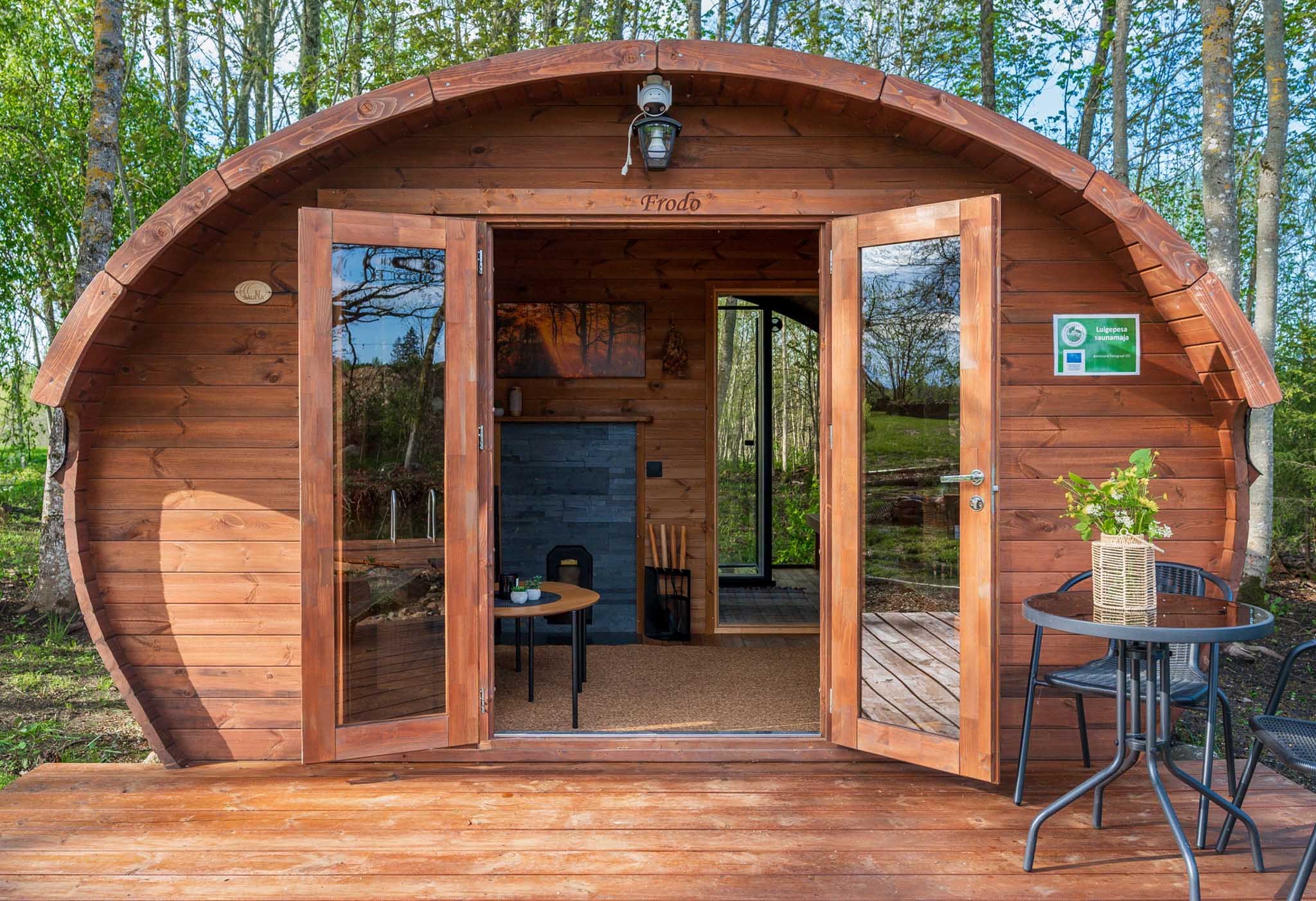Luigepesa elamusmajutuses soe saun ja allikaveega tiik
